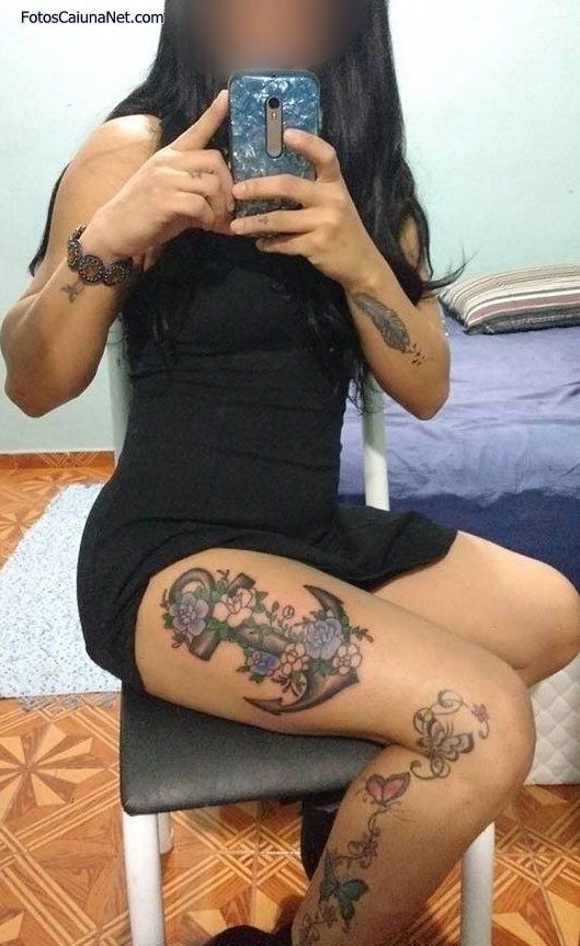 Esposa-gostosa-tatuada-pelada-16 