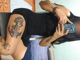 Esposa gostosa tatuada pelada